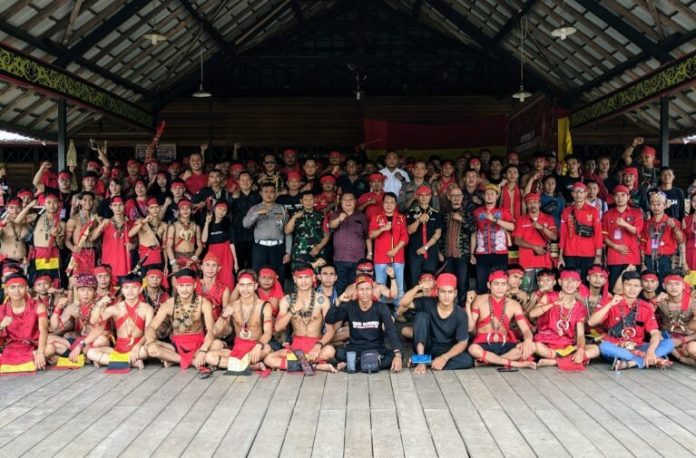 sekadau ( TBBR Sekadau Komitmen Perjuangkan Hak Masyarakat Dayak )