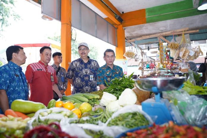 Pj-Wako-Pantau-Harga-Pangan-di-Pasar-Tradisional-dan-Swalayan-Modern-pemkot-pontianak-0