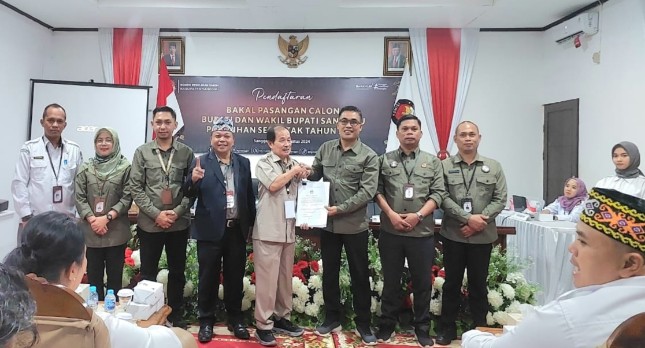 Pasangan-Yansen-Sisen-Datangi-KPU-Serahkan-Dokumen-Pendaftaran