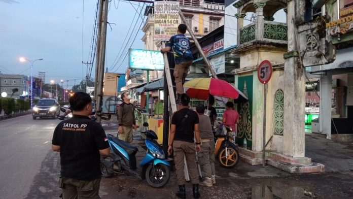 Tim-gabungan-Satpol-PP-sanggau-menertibkan-papan-reklame-tak